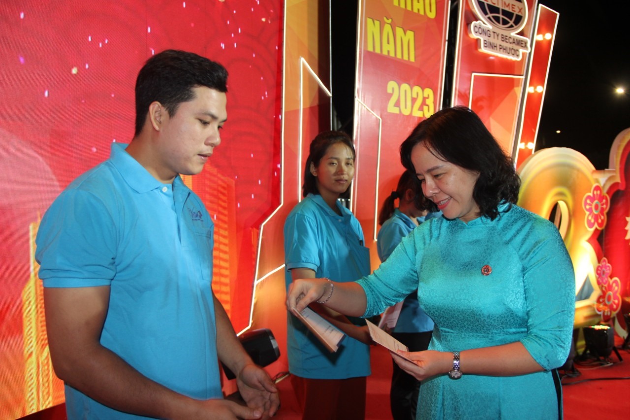 Bà Nguyễn Thị Hương Giang - Chủ tịch LĐLĐ tỉnh Bình Phước - trao quà hỗ trợ cho người lao động. Ảnh: LĐLĐ BP