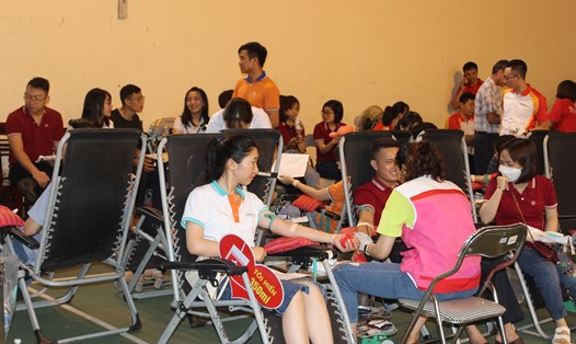 Đoàn công đoàn ngành Ngân hàng tỉnh Điện Biên tham gia hiến máu tình nguyện. Ảnh: Công đoàn Ngân hàng VN
