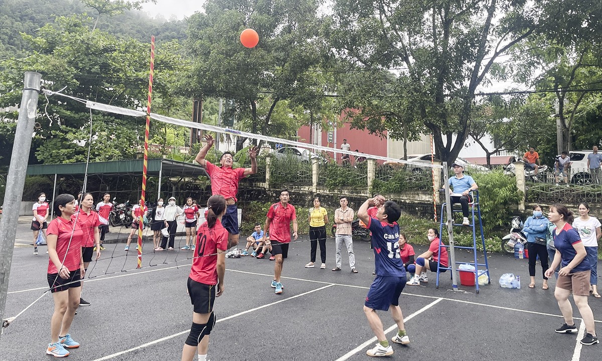 130 vận động viên tham gia giải bóng chuyền hơi do LĐLĐ huyện Mường Tè, tỉnh Lai Châu tổ chức nhân Ngày Gia đình Việt Nam. Ảnh: Đao Sơn