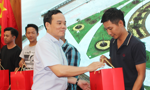 Phó Thủ tướng Trần Lưu Quang tặng quà cho ngư dân Kiên Giang. Ảnh: Nguyên Anh