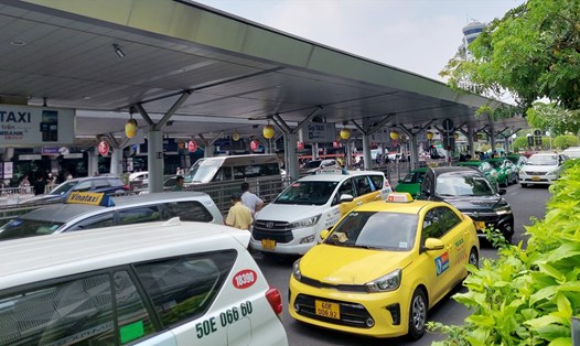 Cảng HKQT Tân Sơn Nhất yêu cầu 2 đơn vị có taxi gian lận cước phải có phương án khắc phục các vi phạm trong vòng 15 ngày. Ảnh: Khánh Linh