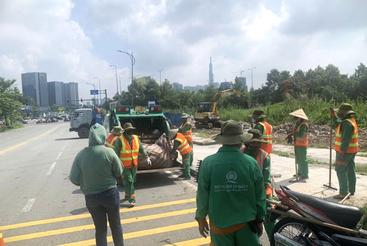 Lực lượng công nhân Công ty TNHH Công ích Quận 2 tiến hành thu gom rác khu vực đường Tố Hữu.  Ảnh: UBND phường Thủ Thiêm