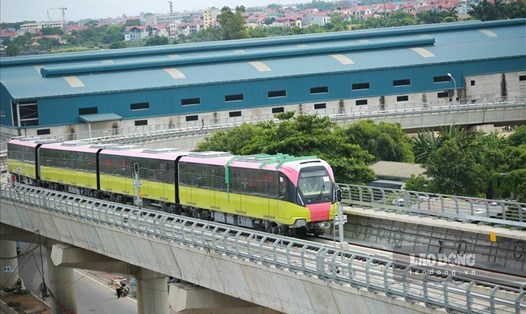 Tàu điện metro Nhổn – ga Hà Nội. Ảnh: Tô Thế
