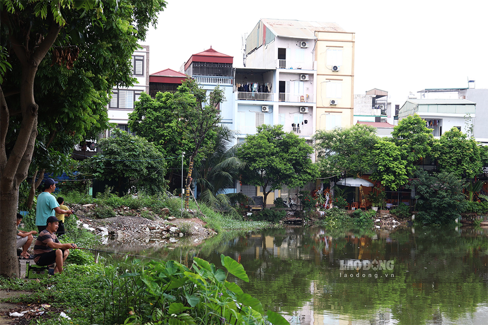 Thời gian gần đây, một số ao hồ trên địa bàn quận Hoàng Mai, Hà Nội xuất hiện tình trạng đổ trộm rác thải sinh hoạt và phế liệu xây dựng. Những bãi rác đổ trộm này đã và đang gây ảnh hưởng không nhỏ tới chất lượng môi trường và cuộc sống người dân.