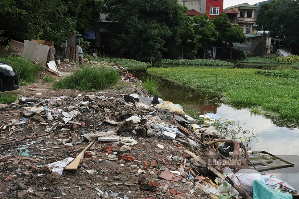 Tình trạng xả trộm rác, phế thải ra các ao, hồ đang diễn ra ngày càng phổ biến và chưa được kiểm soát chặt chẽ. Ảnh hưởng đến môi trường sinh sống, chất lượng nguồn nước của người dân Thủ đô.