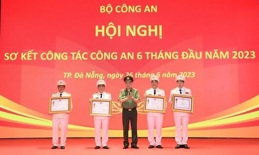 Bộ trưởng Tô Lâm thừa uỷ quyền lãnh đạo Đảng, Nhà nước trao huân chương cho các cá nhân của ngành Công an. Ảnh: Bộ Công an
