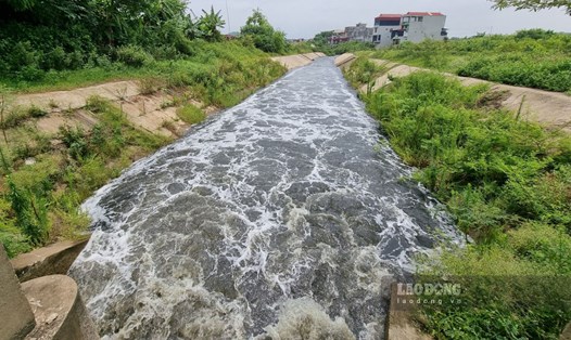 Nước thải vẫn chảy ra sông Cầu qua cống tiêu Vạn Phúc, phường Vạn An, TP Bắc Ninh những ngày cuối tháng 6.2023. Ảnh: Vân Trường
