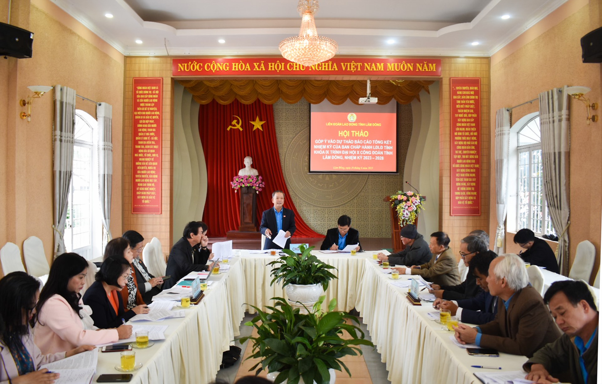 Nhiều ý kiến góp ý vào Dự thảo Báo cáo Đại hội Công đoàn tỉnh Lâm Đồng. Ảnh: Đức Thiệm