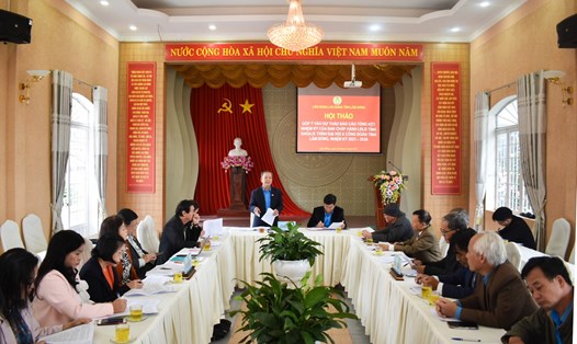 Nhiều ý kiến góp ý vào Dự thảo Báo cáo Đại hội Công đoàn tỉnh Lâm Đồng. Ảnh: Đức Thiệm