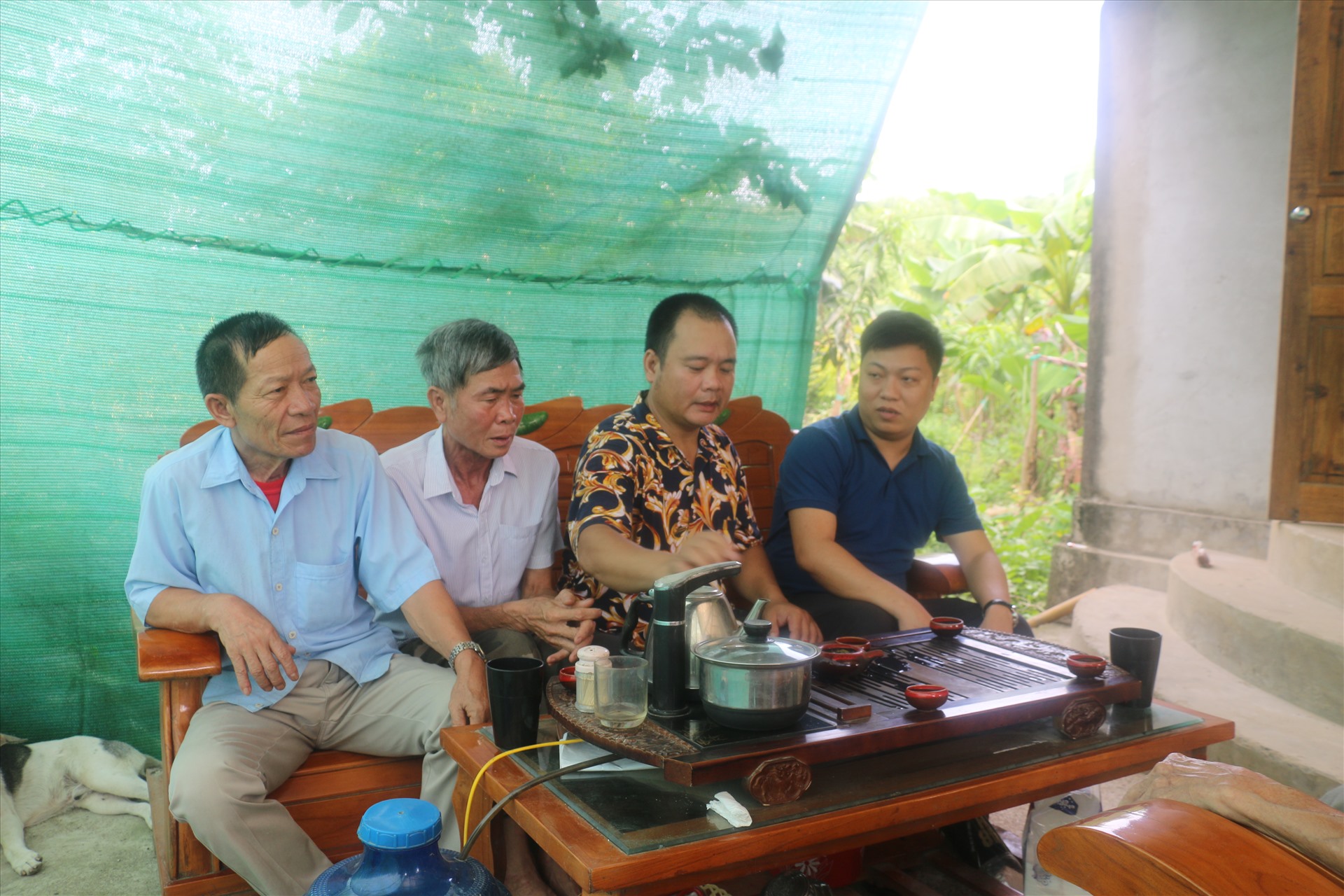 Người dân xã Nuông Dăm, huyện Kim Bôi bức xúc phản ánh tới Báo Lao Động. Ảnh: Khánh Linh