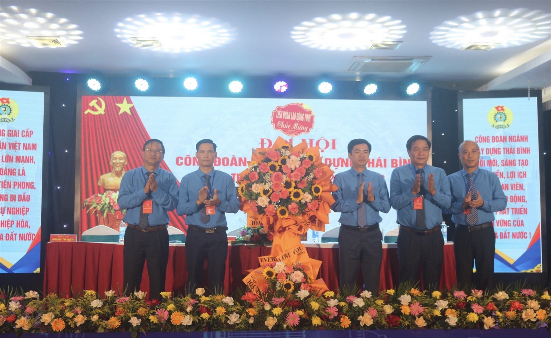Lãnh đạo LĐLĐ tỉnh Thái Bình tặng hoa chúc mừng đại hội. Ảnh: Bá Mạnh