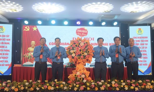 Lãnh đạo LĐLĐ tỉnh Thái Bình tặng hoa chúc mừng đại hội. Ảnh: Bá Mạnh