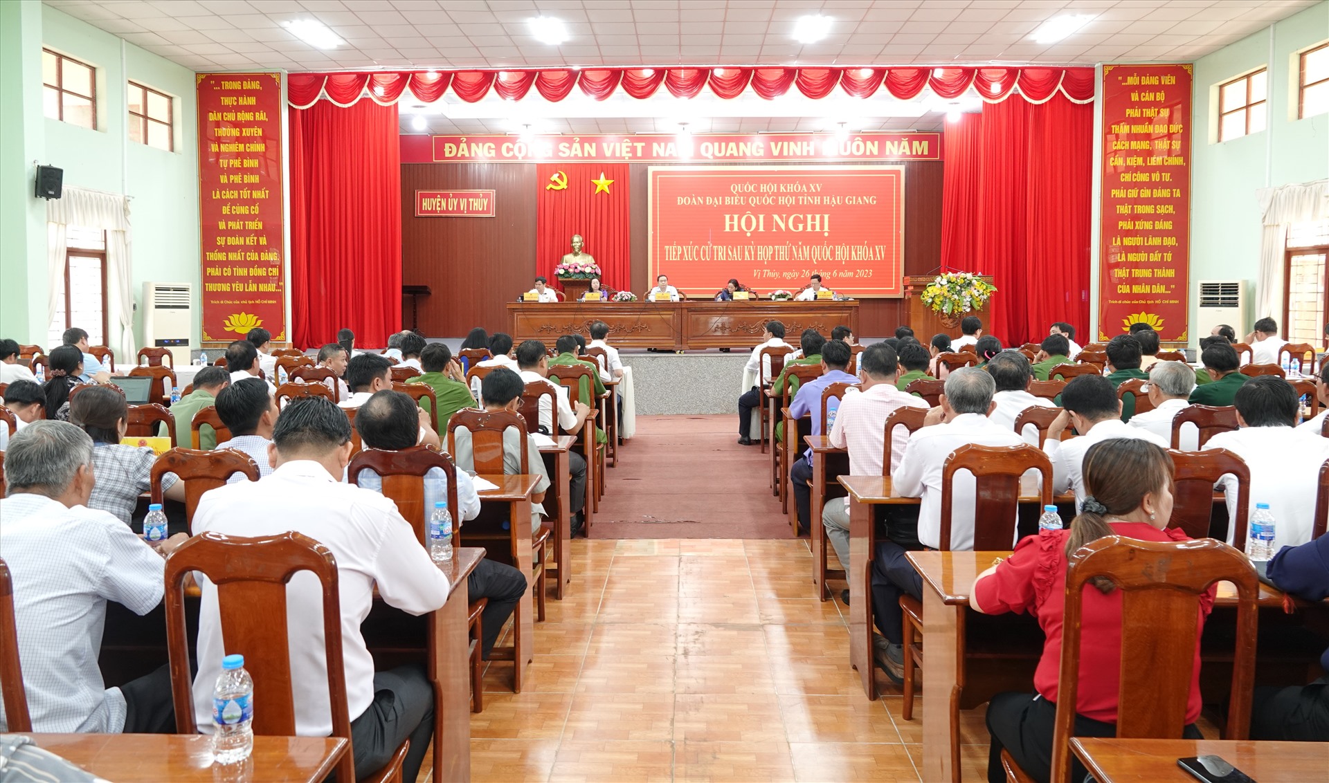 Toàn cảnh buổi tiếp xúc cử tri tại huyện Vị Thủy, tỉnh Hậu Giang. Ảnh: Tạ Quang
