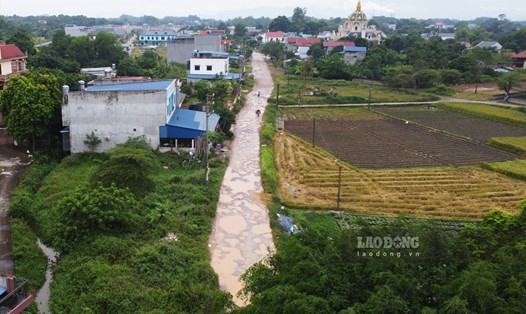 Khu tái định cư Tân Tiến (xã Tân Quang, TP. Sông Công) có tổng mức đầu tư hơn 320 tỉ đồng nhưng hiện vẫn ngổn ngang, dang dở.