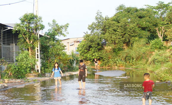 Sau mỗi trận mưa to, nhiều đoạn đường trong khu TĐC Tân Tiến bị ngập nước.