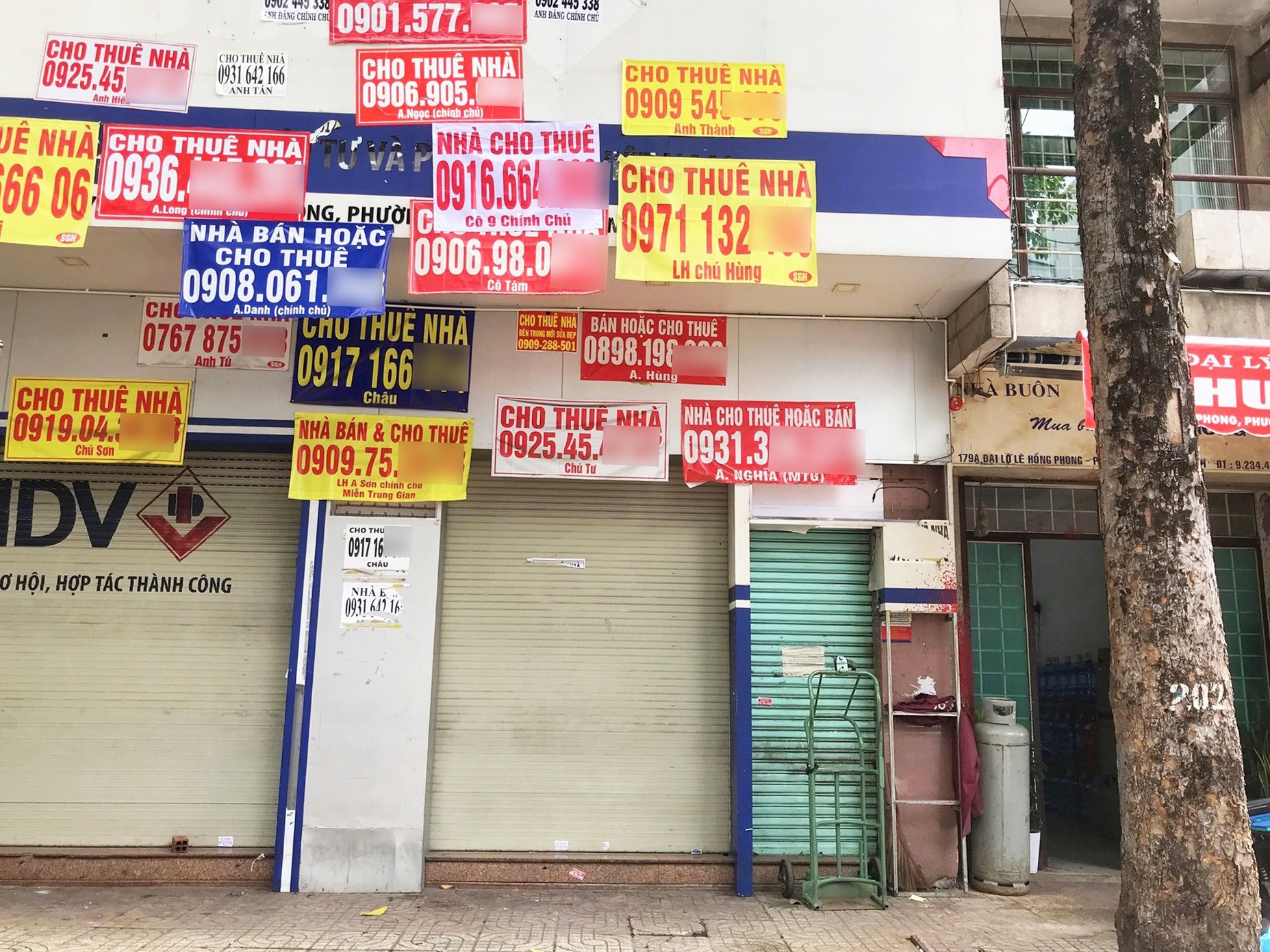 Bỏ trống hàng loạt cửa hàng phố lớn, người thuê chật vật gồng lỗ