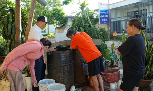 Cán bộ y tế ở Đắk Lắk hướng dẫn người dân diệt lăng quăng, bọ gậy phòng bệnh Viêm não Nhật Bản. Ảnh: Quang Nhật