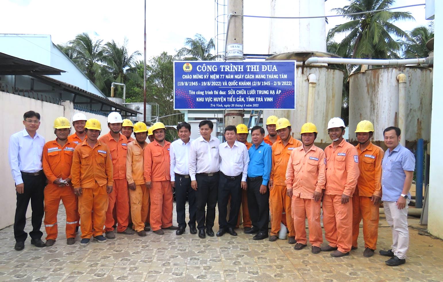 Công đoàn Công ty Điện lực Trà Vinh gắn biển công trình chào mừng Đại hội Công đoàn Công ty Điện lực Trà Vinh lần thứ XI nhiệm kỳ 2023-2028. Ảnh: CĐ Điện lực Trà Vinh
