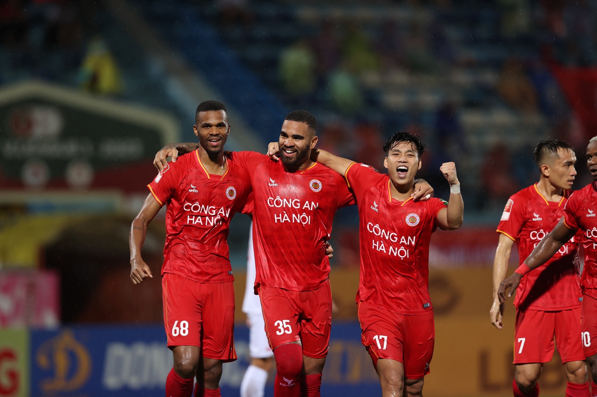 Công an Hà Nội giành ngôi đầu bảng V.League 2023 sau vòng 12. Ảnh: Minh Dân