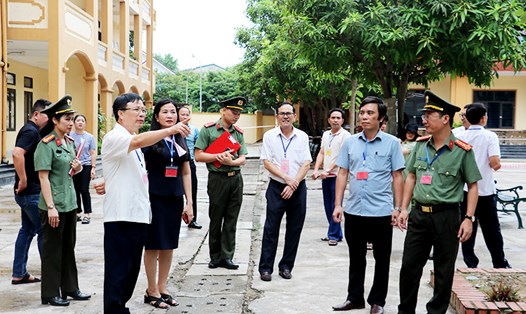 Phó Chủ tịch UBND tỉnh Nghệ An Bùi Đình Long kiểm tra công tác chuẩn bị thi tốt nghiệp THPT 2023. Ảnh: Hải Đăng