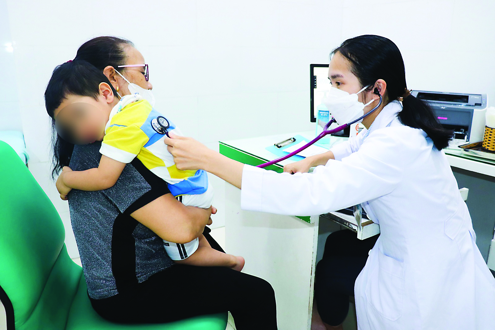 Nhiều trẻ đến khám sốt xuất huyết trong mùa mưa. Ảnh: Bệnh viện Nhi Đồng 2