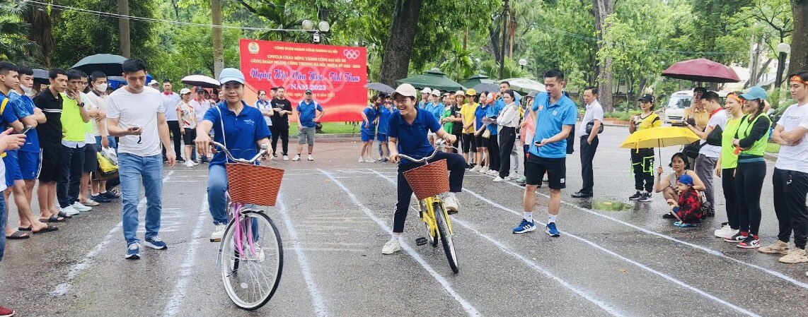 Thi đấu môn đi xe đạp chậm tại Ngày hội Văn hoá Thể thao trong công nhân viên chức lao động ngành Công Thương Hà Nội. Ảnh: Thanh Thuỷ
