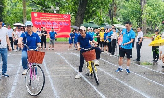 Thi đấu môn đi xe đạp chậm tại Ngày hội Văn hoá Thể thao trong công nhân viên chức lao động ngành Công Thương Hà Nội. Ảnh: Thanh Thuỷ