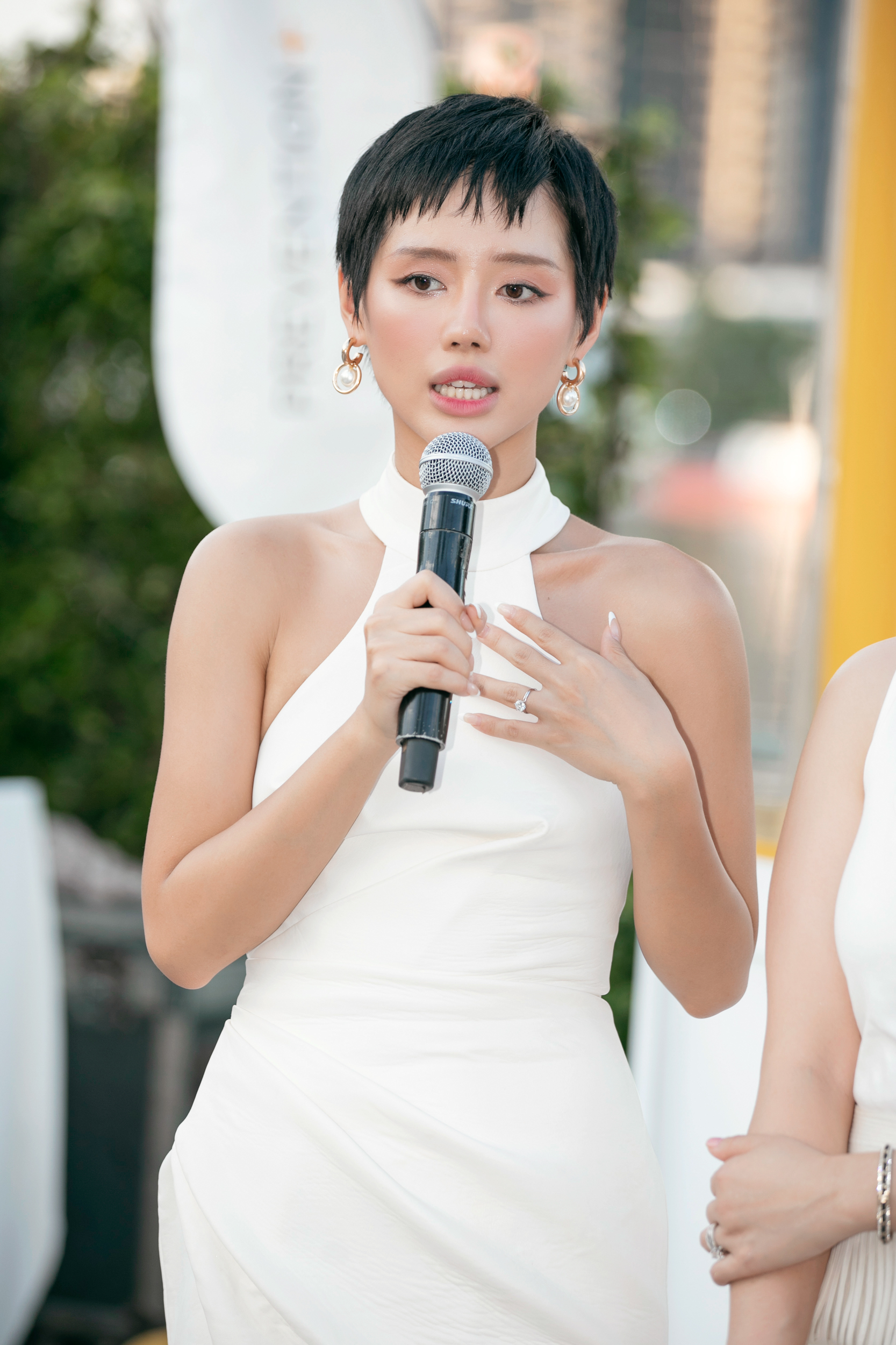 Trong khi đó, cô em trendy Khánh Linh cũng góp mặt tại sự kiện cùng các người đẹp. 