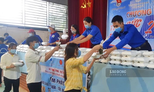 Nhiều năm qua, huyện Nậm Pồ, tỉnh Điện Biên thường xuyên duy trì hoạt động hỗ trợ bữa ăn miễn phí cho thí sinh dự thi tốt nghiệp THPT. Ảnh: Thanh Bình