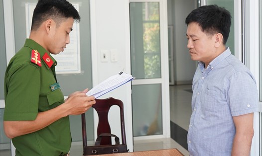 Cơ quan Cảnh sát điều tra Công an TP Đà Nẵng tống đạt các quyết định đối với Lương Thiện Anh Tuấn. Ảnh: Khánh Ngọc