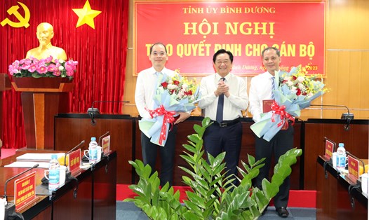 Ông  Nguyễn Hoàng Thao - Phó Bí thư Thường trực Tỉnh ủy Bình Dương trao Quyết định cho ông Vương Thế Hùng (bìa trái) và ông Trần Hùng Việt (bìa phải).