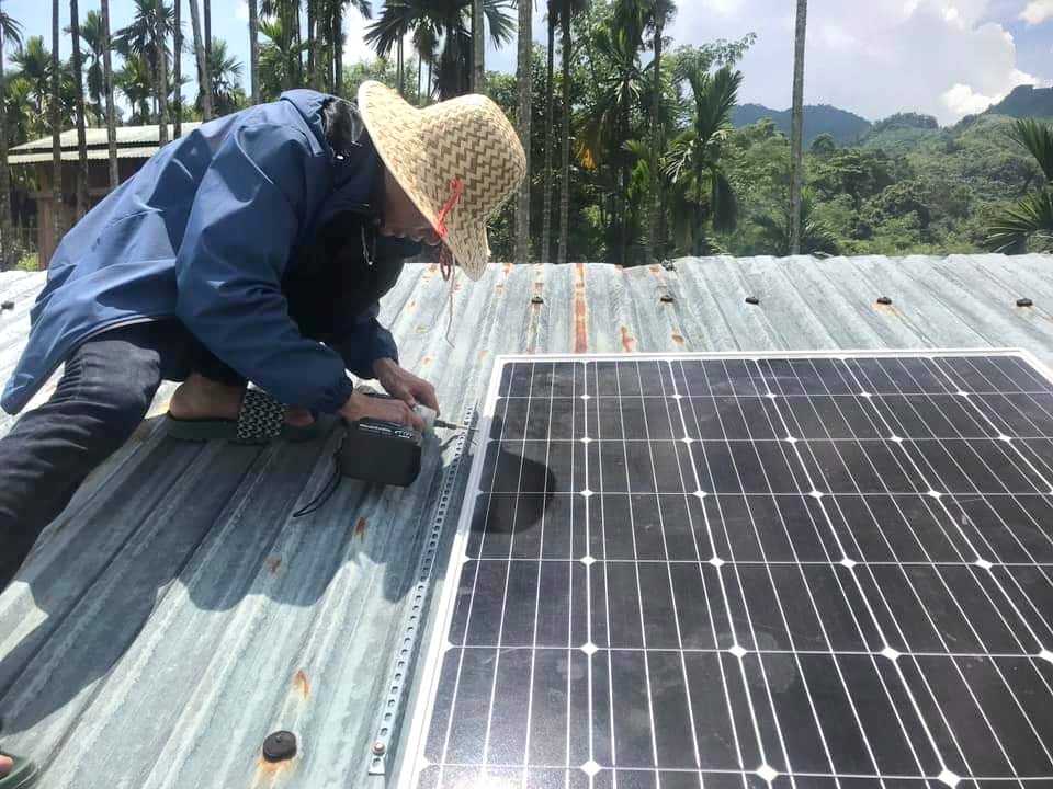 Những người trẻ Đà Nẵng đã mang những ánh đèn đầu tiên lên nóc Ông Cường (xã Trà Vân, huyện Nam Trà My, tỉnh Quảng Nam). Ảnh: Nguyễn Linh