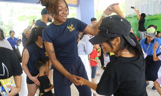 Hải quân Hoa Kỳ nhảy múa cùng các em tại Trung tâm Nuôi dạy trẻ mồ côi Hoa Mai. Ảnh: Văn Trực