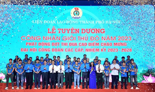 Lễ tuyên dương 100 Công nhân giỏi Thủ đô do Liên đoàn Lao động Thành phố Hà Nội tổ chức. Ảnh minh hoạ: Kiều Vũ
