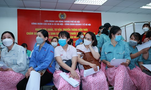 Các cấp công đoàn Hà Nội phối hợp tổ chức khám sức khoẻ sinh sản miễn phí cho nữ công nhân khu công nghiệp. Ảnh: Hải Nguyễn