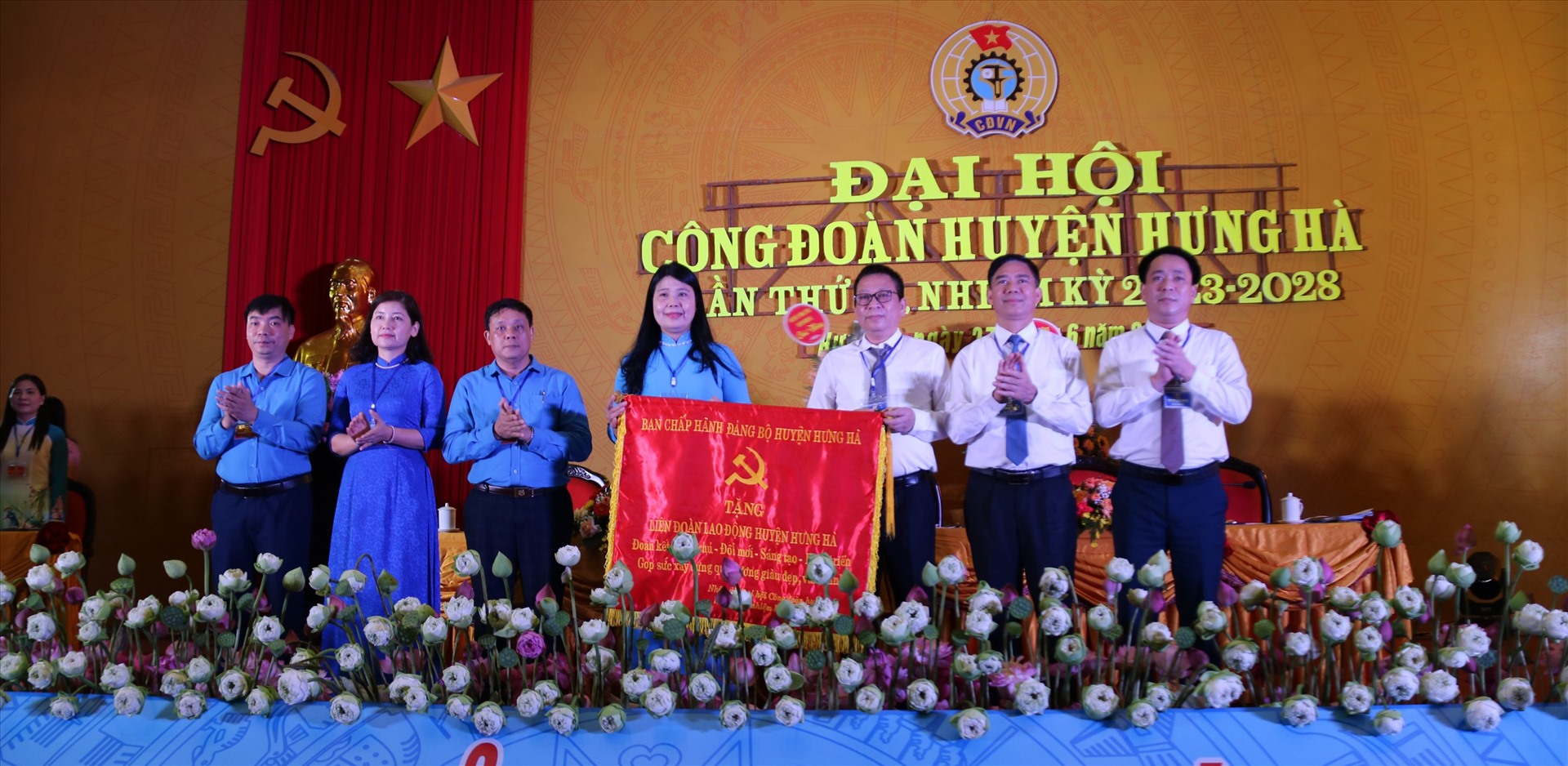Ban chấp hành Đảng bộ huyện Hưng Hà tặng cờ LĐLĐ huyện Hưng Hà. Ảnh: Bá Mạnh