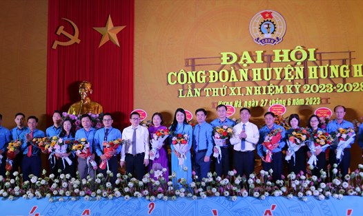 Ra mắt Ban chấp Công đoàn huyện Hưng Hà nhiệm kỳ 2023 - 2028. Ảnh: Bá Mạnh