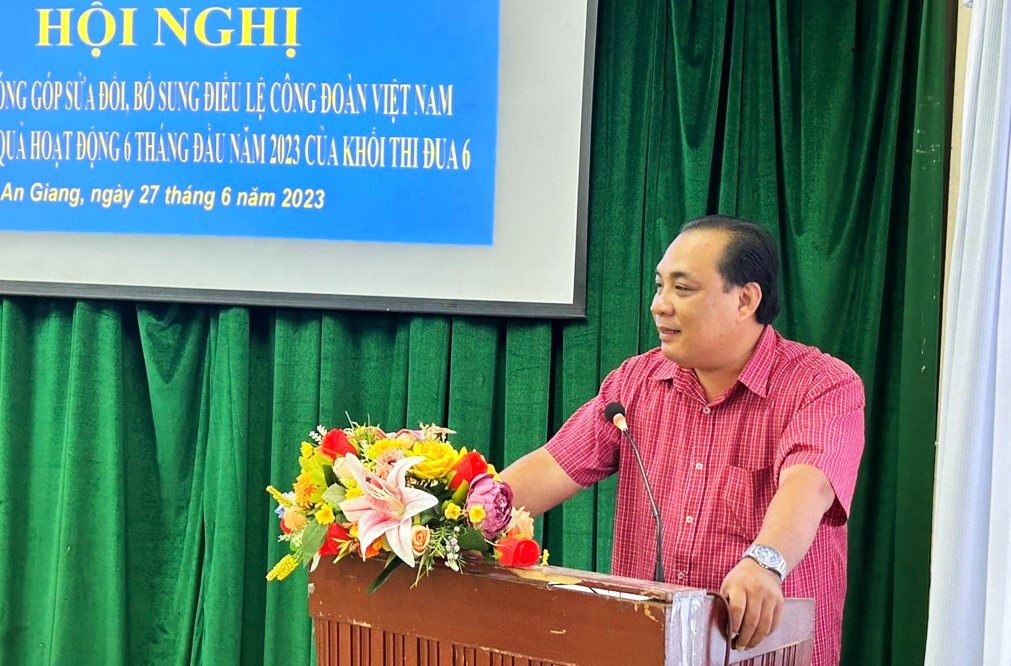 Ông Tô Minh Lắm - Trưởng ban Kinh tế Chính sách LĐLĐ tỉnh An Giang - phát biểu chỉ đạo hội nghị. Ảnh: Cẩm Tú