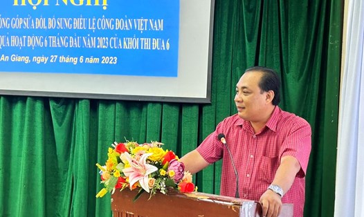 Ông Tô Minh Lắm - Trưởng ban Kinh tế Chính sách LĐLĐ tỉnh An Giang - phát biểu chỉ đạo hội nghị. Ảnh: Cẩm Tú