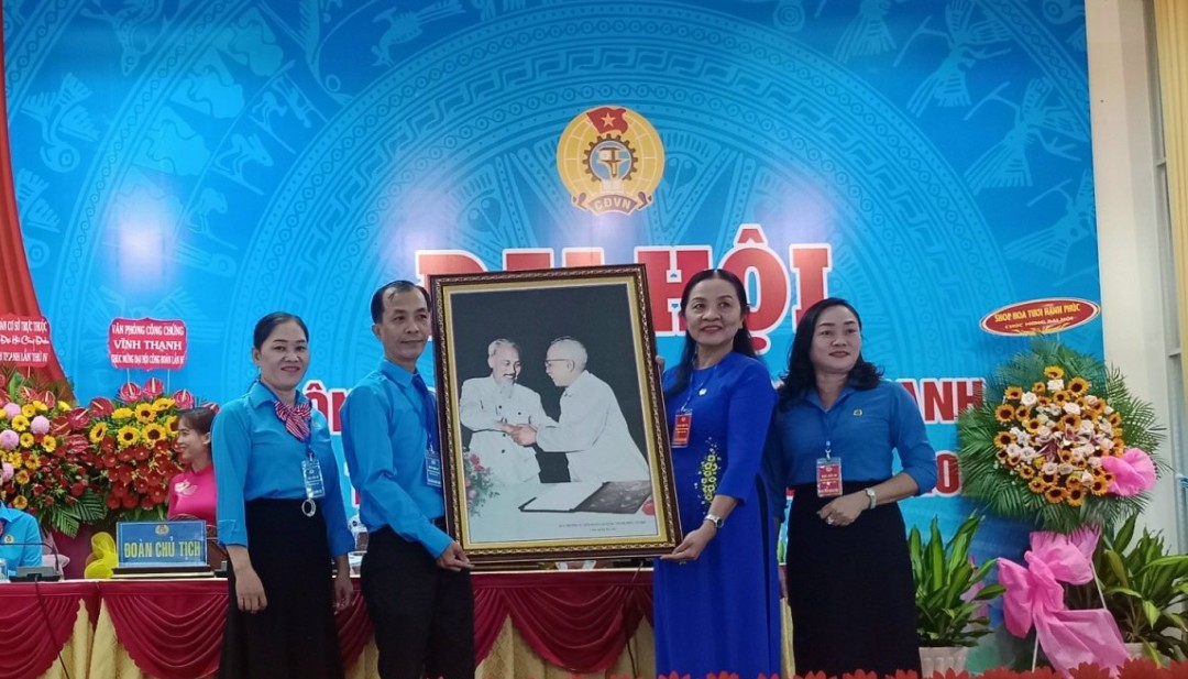 Phó Chủ tịch thường trực LĐLĐ TP Cần Thơ Huỳnh Thị Hiền tặng ảnh chúc mừng Đại hội. Ảnh: Mỹ Ly