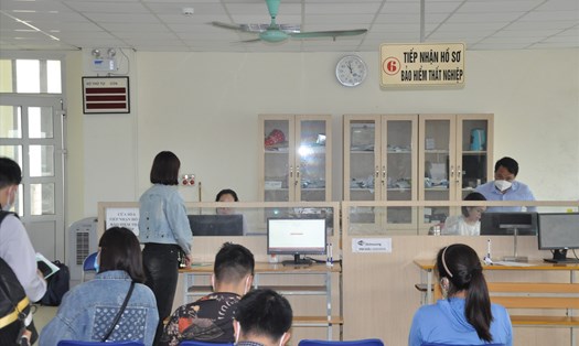 Công nhân làm thủ tục hưởng trợ cấp thất nghiệp tại Bắc Giang. Ảnh: Quế Chi