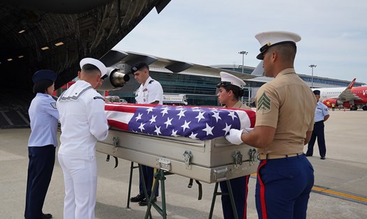 Lễ hồi hương hài cốt quân nhân Mỹ tại sân bay Đà Nẵng, ngày 27.6.2023. Ảnh: Phái đoàn ngoại giao Mỹ tại Việt Nam