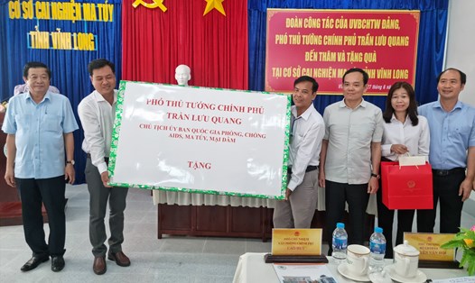 Phó Thủ tướng Trần Lưu Quang (thứ ba, từ phải sang) tặng quà cơ sở cai nghiện. Ảnh: Hoàng Lộc