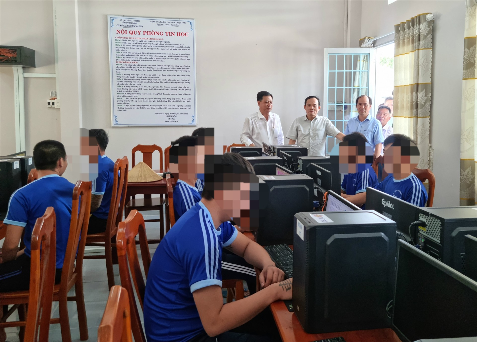 Phó Thủ tướng Trần Lưu Quang thăm, động viên học viên tại cơ sở cai nghiện. Ảnh: Hoàng Lộc