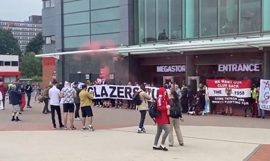 Cổ động viên Man United đứng chắn bên ngoài cửa hàng tại sân Old Trafford. Ảnh: ManUnitedNews
