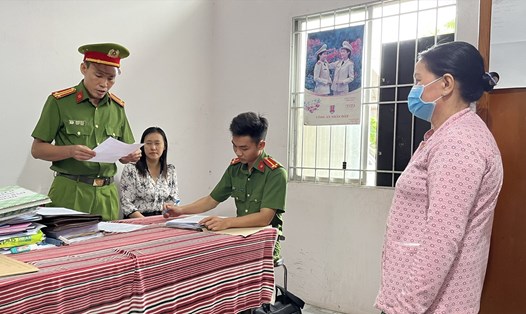 Bà Nguyễn Xuân Phương (đứng) bị khởi tố, tạm giam về hành vi "cố ý gây thương tích". Ảnh: Công an cung cấp