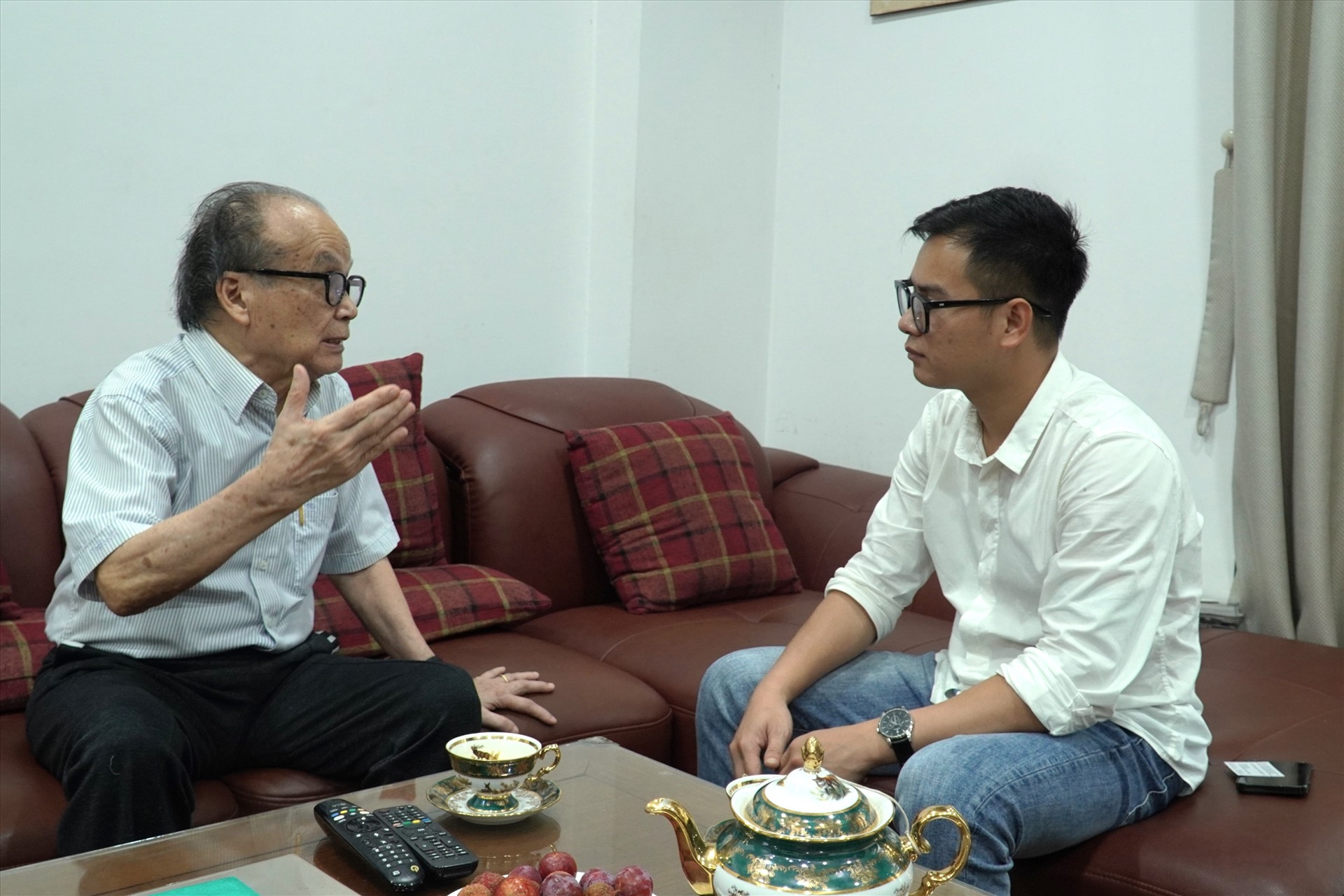 GS Trần Đình Long trao đổi với PV Báo Lao Động. Ảnh: Hoài Luân