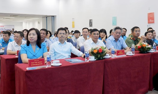 Phó Chủ tịch Tổng Liên đoàn Lao động Việt Nam Thái Thu Xương (thứ nhất từ trái sang) tham dự Hội nghị đối thoại giữa Chủ tịch Uỷ ban Nhân dân thành phố Hà Nội với công nhân lao động năm 2023. Ảnh: Kiều Vũ