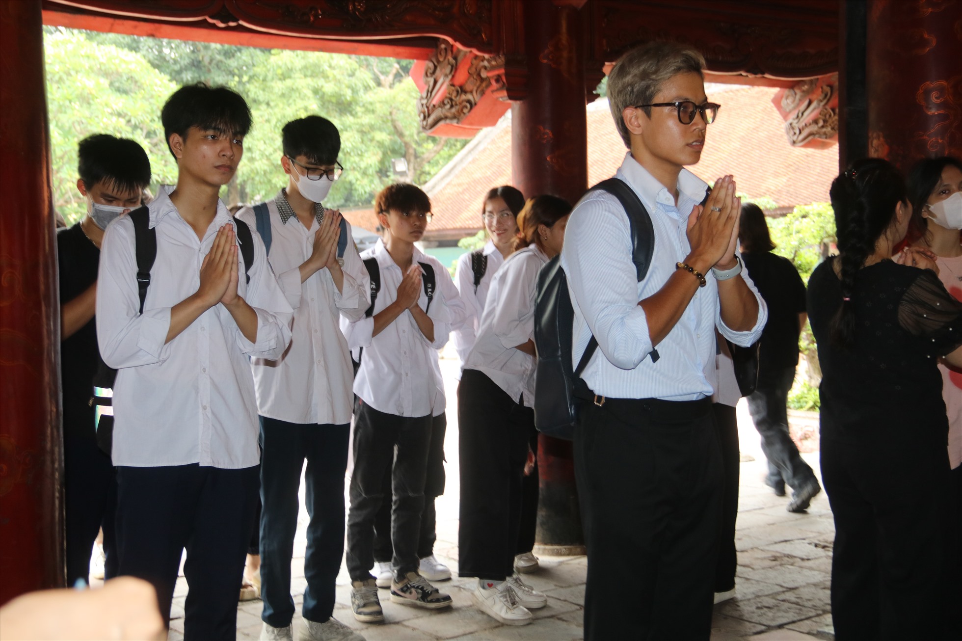 Sĩ tử thắp hương cầu may tại Văn Miếu - Quốc Tử Giám. Ảnh: Ngọc Mai