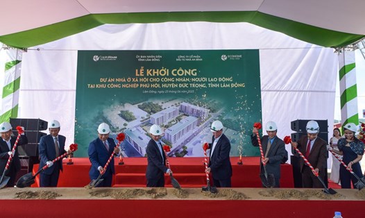 Đại diện lãnh đạo tỉnh Lâm Đồng, huyện Đức Trọng và chủ đầu tư khởi công xây dựng dự án tại Khu công nghiệp Phú Hội. Ảnh: Võ Lan